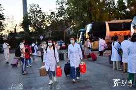 新疆各地州市支援乌鲁木齐核酸采样队有序撤离图片