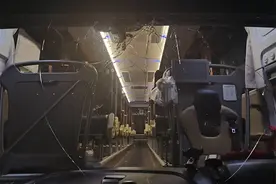 太危险！载52人的大客车高速路上迎面遭铁门重击图片