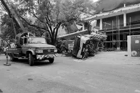 北京一辆吊车侧翻剐倒线杆，小区商铺纷纷停电，8小时抢修恢复图片