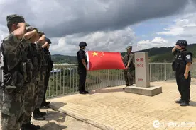 军警联合巡逻 共护边境一线图片