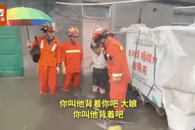 洪水淹到床边，可老人为啥就是不让背？图片