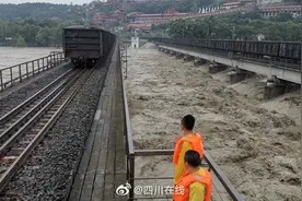 8100吨重量压桥！洪峰过境宝成铁路涪江大桥，铁路部门再次“重车压梁”图片