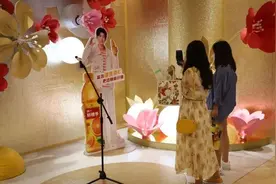 拍照打卡赢礼品！杨浦国华广场被一抹鲜橙色包围图片