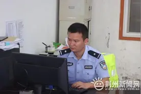 摩托车撞人后逃逸 荆州交警循迹追查揪出肇事者图片