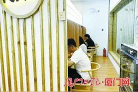 厦门已有近十家"一人食"餐厅：用隔板隔出单人空间 餐品多是小份菜图片