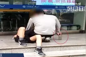 父亲持菜刀反对女儿早恋，崇尚暴力比早恋更可怕图片