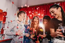 TikTok上有影响力的人聚众派对，网络上随后出现了强烈抵制图片