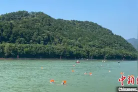 “夏日冬泳”百城挑战赛杭州开赛 805名“浪里白条”角逐图片