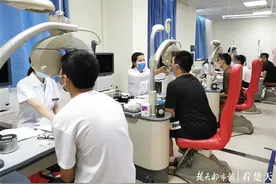奋战高考时眼前白光闪烁，一检查发现眼底“破了个洞”图片