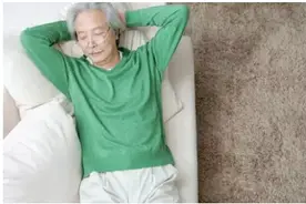 睡觉时身体为何突然抖一下？知道答案吓一跳图片