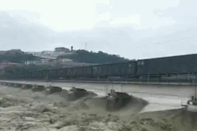 画面太震撼！8100吨火车开上大桥，再现“重车压梁”抗洪图片