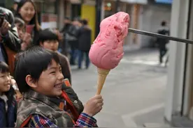 炎炎夏日，怀念在世界各地吃冰淇淋的自由日子图片