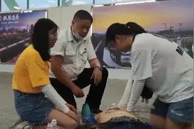 男子在常德火车站突然晕厥，路过的两名医学生施救无效后痛哭：如果能到的更早一点就好了图片
