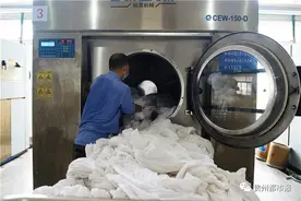 22名工人8小时洗出60万件卧具 火车上的床单被套干净吗？图片