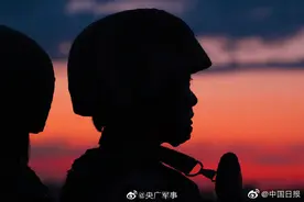 飒爽英姿！天山脚下通信女兵开展硬核夜训图片