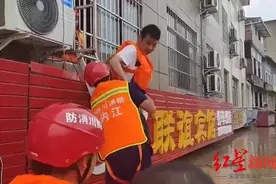 洪峰过境致四川资中部分乡镇场镇被淹 消防紧急营救被困人员图片