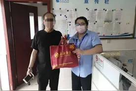 庆祝孙女生日和高考顺利的项链在公交车上找到了图片