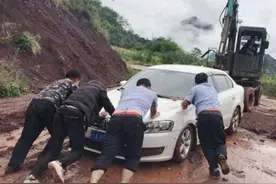大雨突袭 车辆被困 四川会东公安交警紧急救援图片