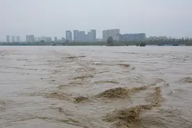 洪峰过境成都金堂县：街区被淹，有居民借助轮胎、挖掘机撤离图片