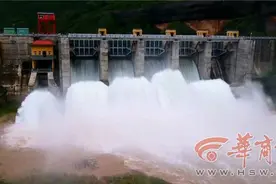 震撼！陕西旬邑柏岭寺水库开闸泄洪，溅起十多米高白浪图片