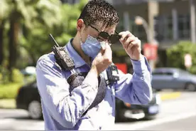 重重“烤”验，交警半小时汗湿两层衣图片