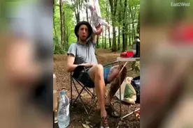 俄罗斯一男子倒提着6周大女儿甩来甩去 被警方拘留图片