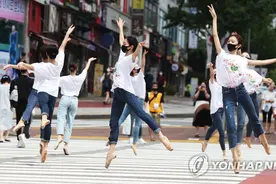 韩国：舞者在斑马线上跳芭蕾图片
