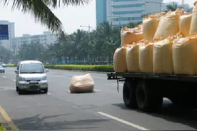 前车货品掉落致后车失控撞护栏，需要担责吗？图片