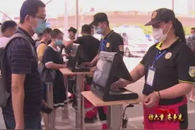 刷下身份证过“关”，单人查验不到2秒！苍南动车站健康码识别用上ETC神器图片