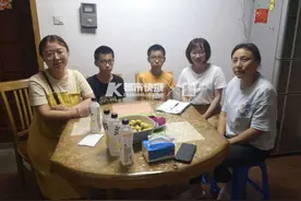 丁兰实验中学新手班主任家访，班里原来有3个学生来自双胞胎图片