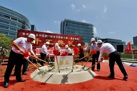 全国首条DRT数字轨道电车在上海开建，通过地面磁钉与车实现物理识别，连接轨道交通16号线滴水湖站至泥城社区图片