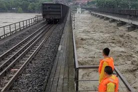 “重车压梁”22个小时后安全撤离 宝成铁路涪江大桥已脱险图片