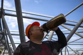 显影中国丨高温中坚守：每一滴汗水都是荣耀图片
