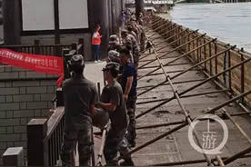 涪江安居段水位齐平防洪大坝坝顶 1米2高防浪墙+临时钢架成最后防线图片