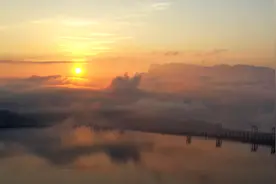 湖北宜昌：三峡水库上空升起红太阳图片