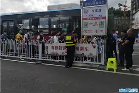 贵阳：文明乘车从“排队”做起图片