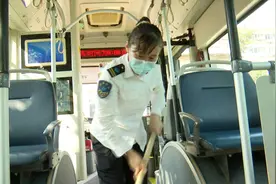烈日中的坚守 | 济南公交司机：汗水浸湿衣服却不敢喝水图片