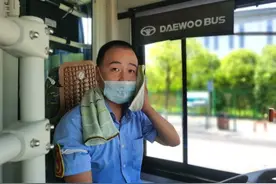 酷暑现场直击 | 驾驶员一天下来衣服裤子全是湿的，他们表示“除了坚持还是坚持”图片