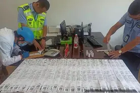 罚单铺满一桌子！金华电动车闯红灯排第一，这位外卖小哥可真能啊图片