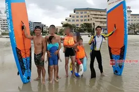 巨浪中救出6人，广西两小伙获重奖10000元图片