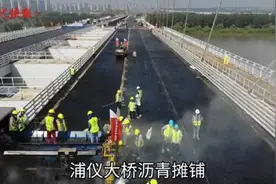 一周磨坏一双鞋！脚踏136℃沥青，他们“趁热”修路图片