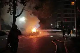 男子提新车烧香图吉利，不料烧了邻居两台车！网友：买一辆车花三辆的钱……图片