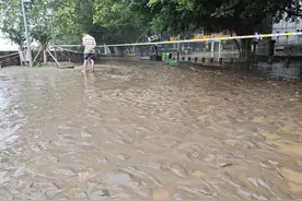 红星直击｜乐山大佛最新情况：水位下降至大佛脚背以下，临江路水位逐渐消退图片
