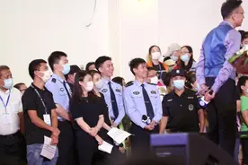 这几位“网红警察”到了上海书展，被读者围了起来……图片