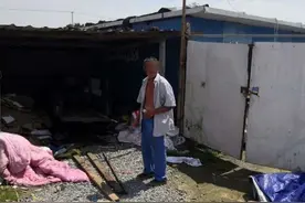 “你不说我不说”，崇明这两个人从昏死少年身上拔出铁管，逃离车祸现场图片