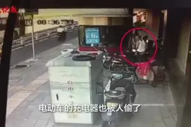 男子用牙签堵警摩钥匙孔，还偷走充电器图片