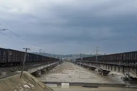 39小时的坚守 涪江大桥“重车压梁”抵御洪峰背后的故事图片