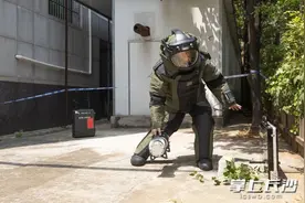 排爆民警身穿70斤“铠甲”，顶着高温移除“爆炸物”图片