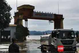 2艘海巡艇和1艘客船准备就绪 直击四川乐山凤洲岛救援一线图片