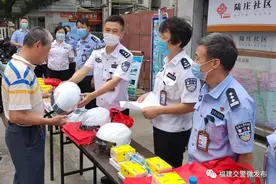 交警总队机关处室联合鼓楼大队开展“一盔一带”交通安全宣传进社区活动图片